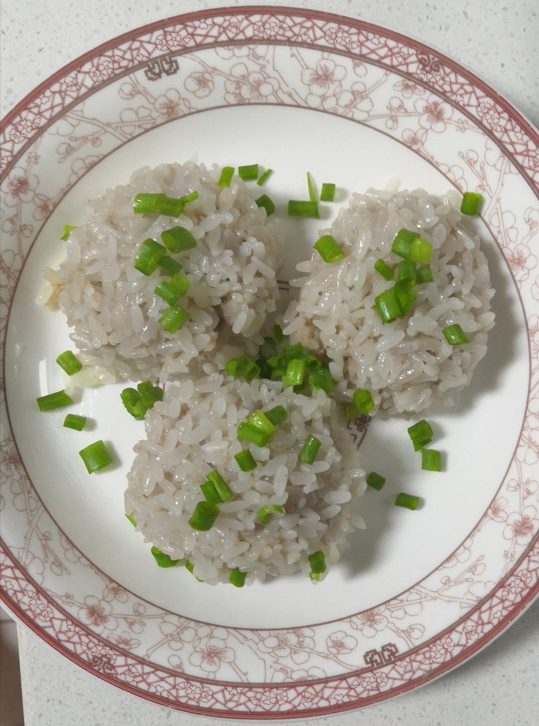 莲藕的清香汁水综合纯肉的油腻感,肉香软糯细腻爽口,裹上糯米粒又带点