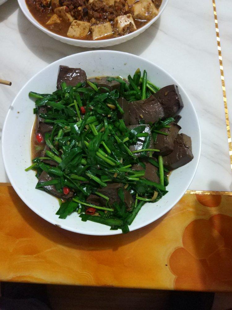 韭菜炒鸭血
