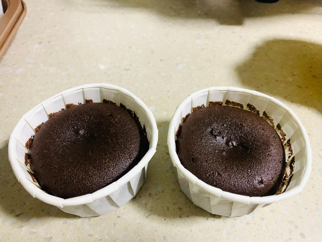 超好吃的巧克力熔岩蛋糕🍰 一口爆浆！免打发！