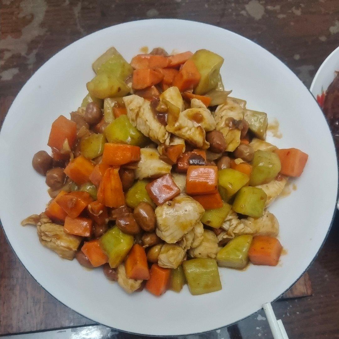 家常快手宫保鸡丁，小朋友也能吃的微辣版，小白也能复刻95%形似，90%味道！