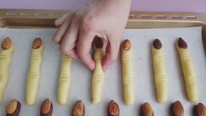 万圣节搞怪必备——惊悚女巫手指饼干的做法 步骤14