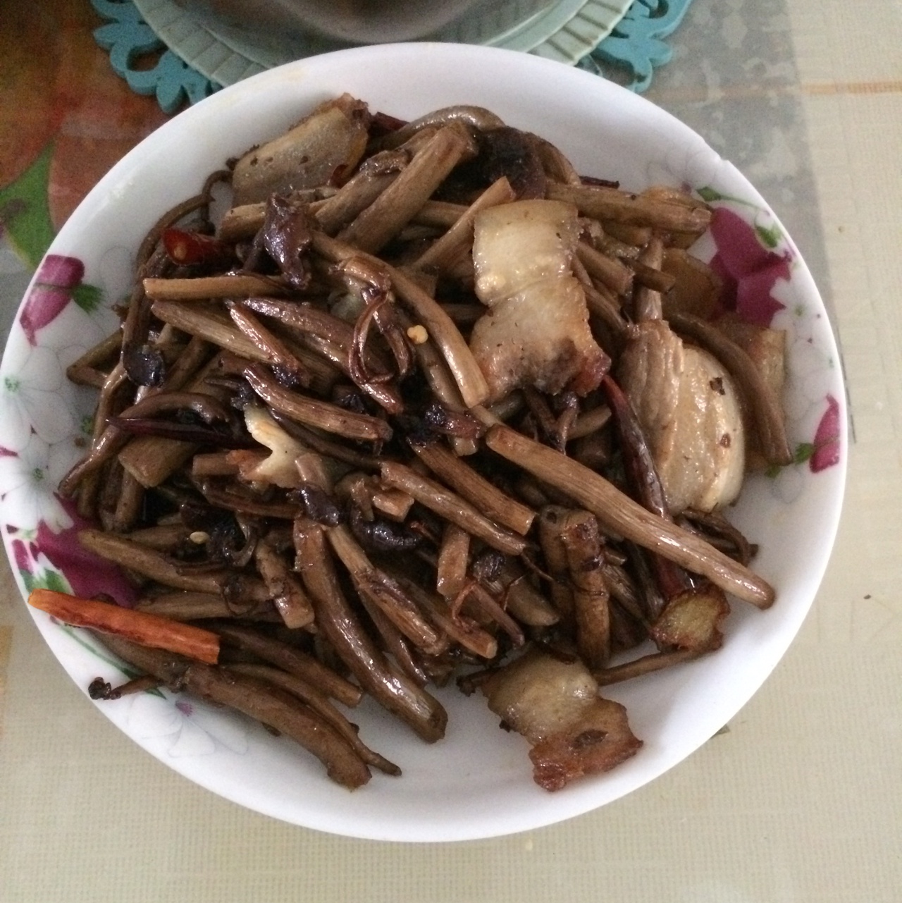 五花肉干锅茶树菇