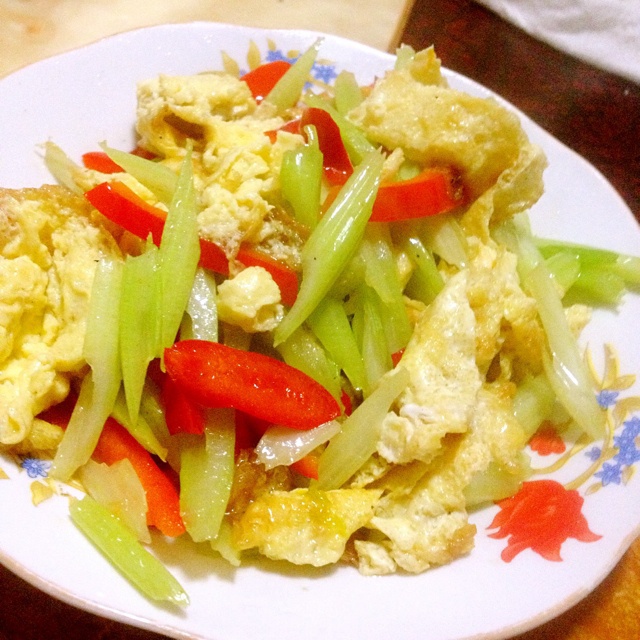 芹菜炒鸡蛋
