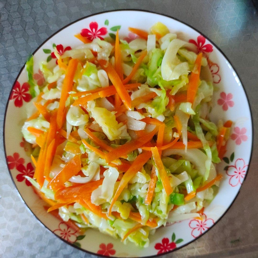快手素炒圆白菜胡萝卜丝