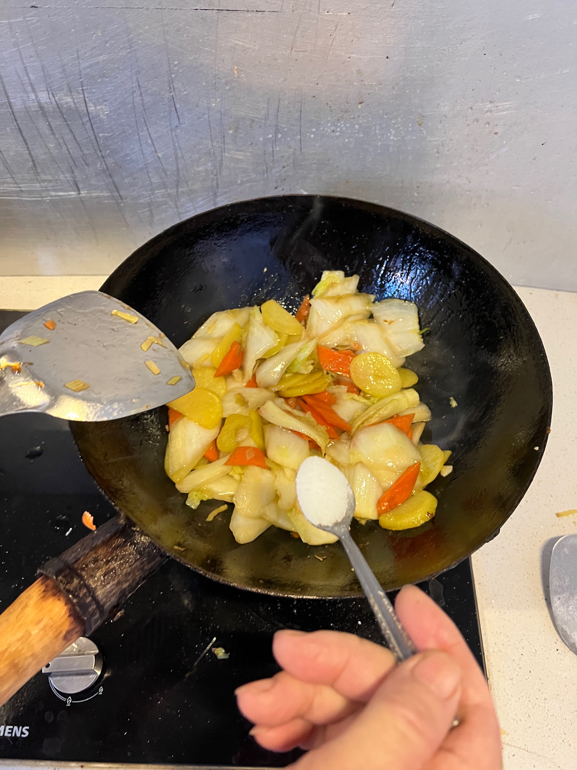 炒白菜土豆片的做法 步骤10