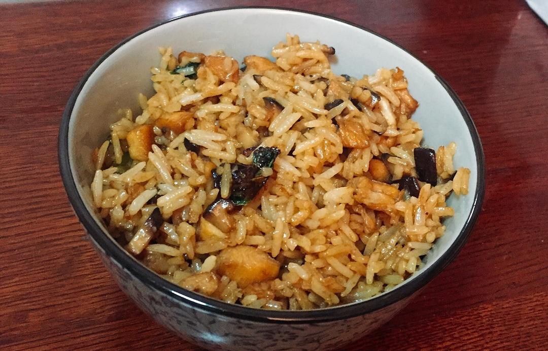 香菇鸡丁酱油炒饭的做法