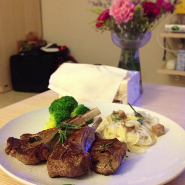 迷迭香羊排配蘑菇及西兰花