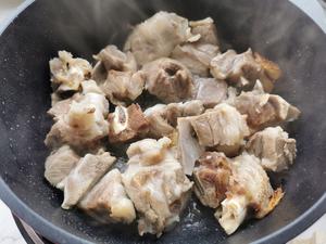 羊肉焖饭，肉鲜饭香，常吃还能增强身体免疫力的做法 步骤5