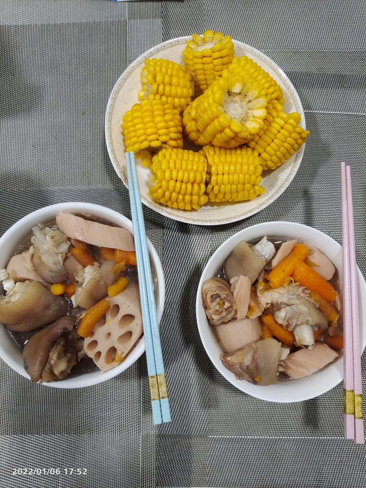 懒人晚餐:莲藕玉米猪蹄汤