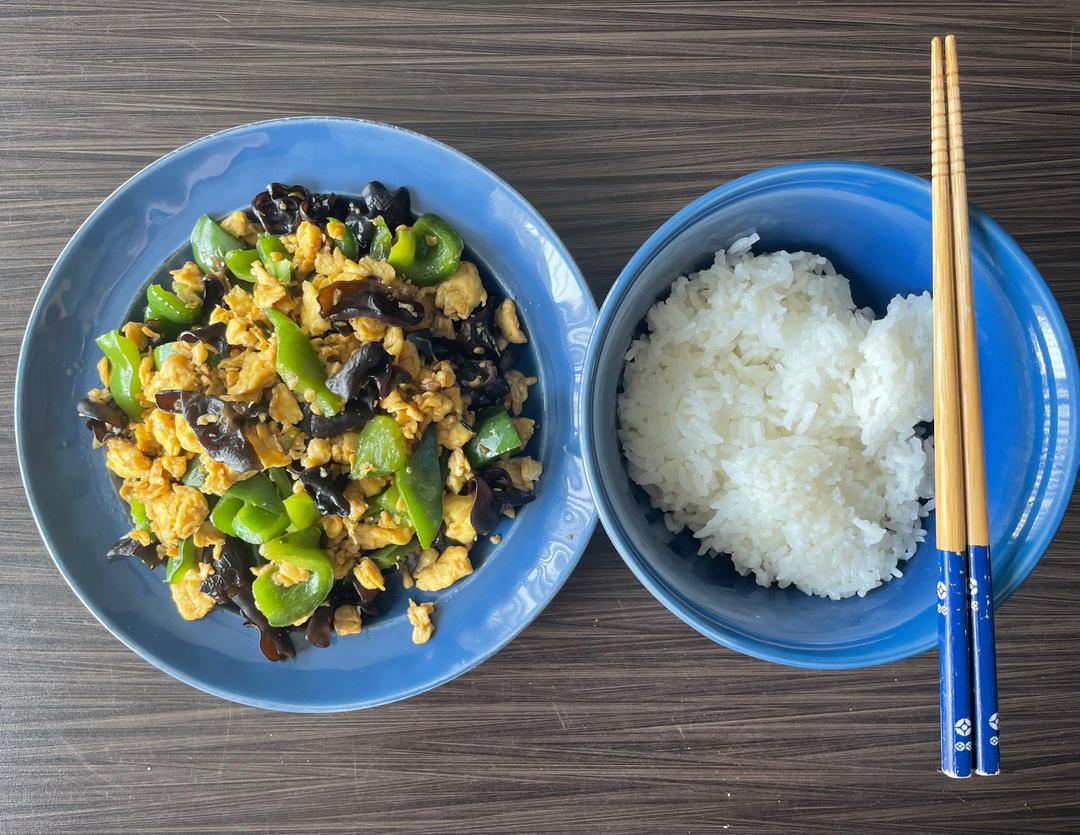 家常快手青椒木耳炒鸡蛋