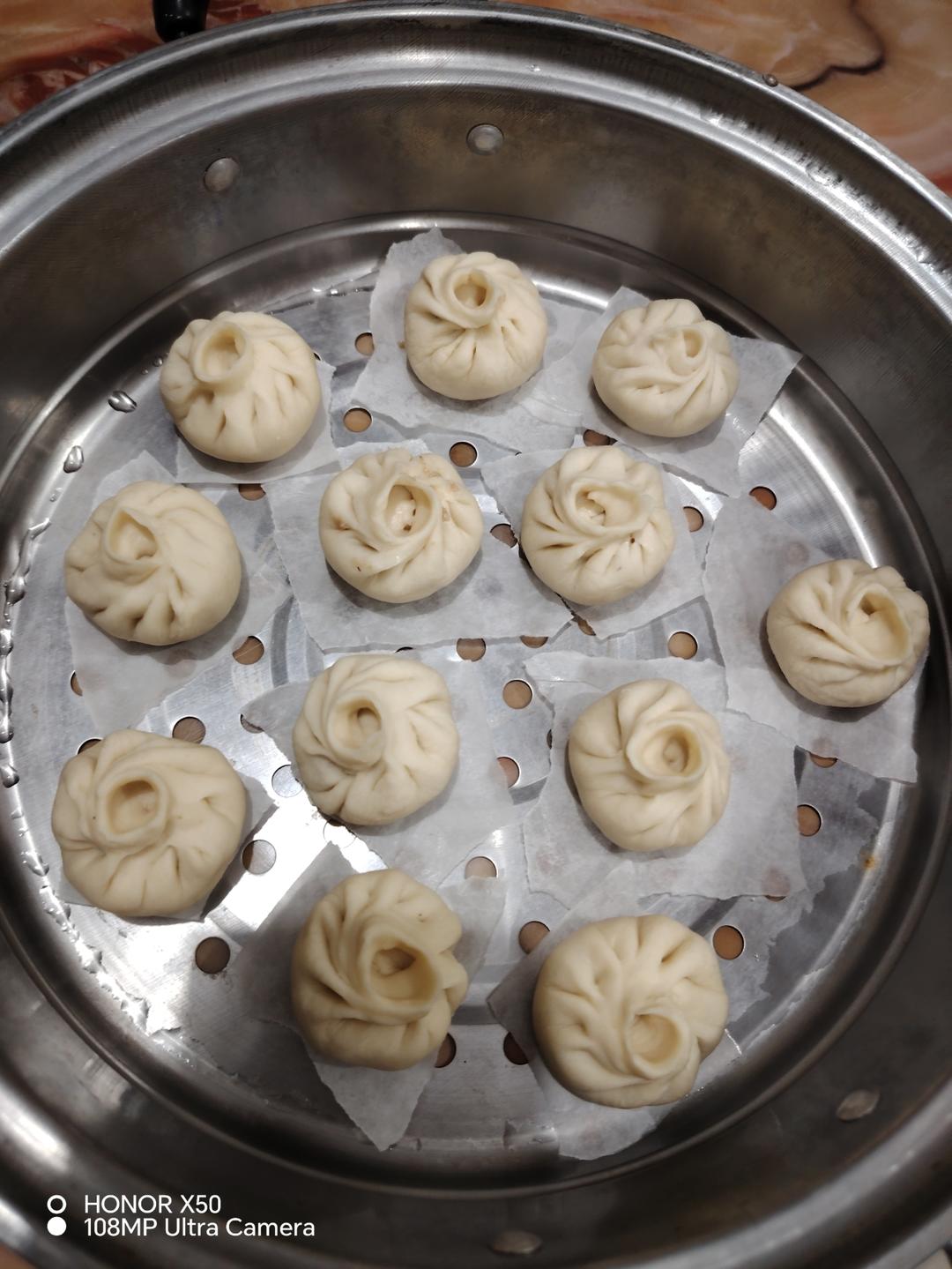 一口一个的鲜肉小笼包