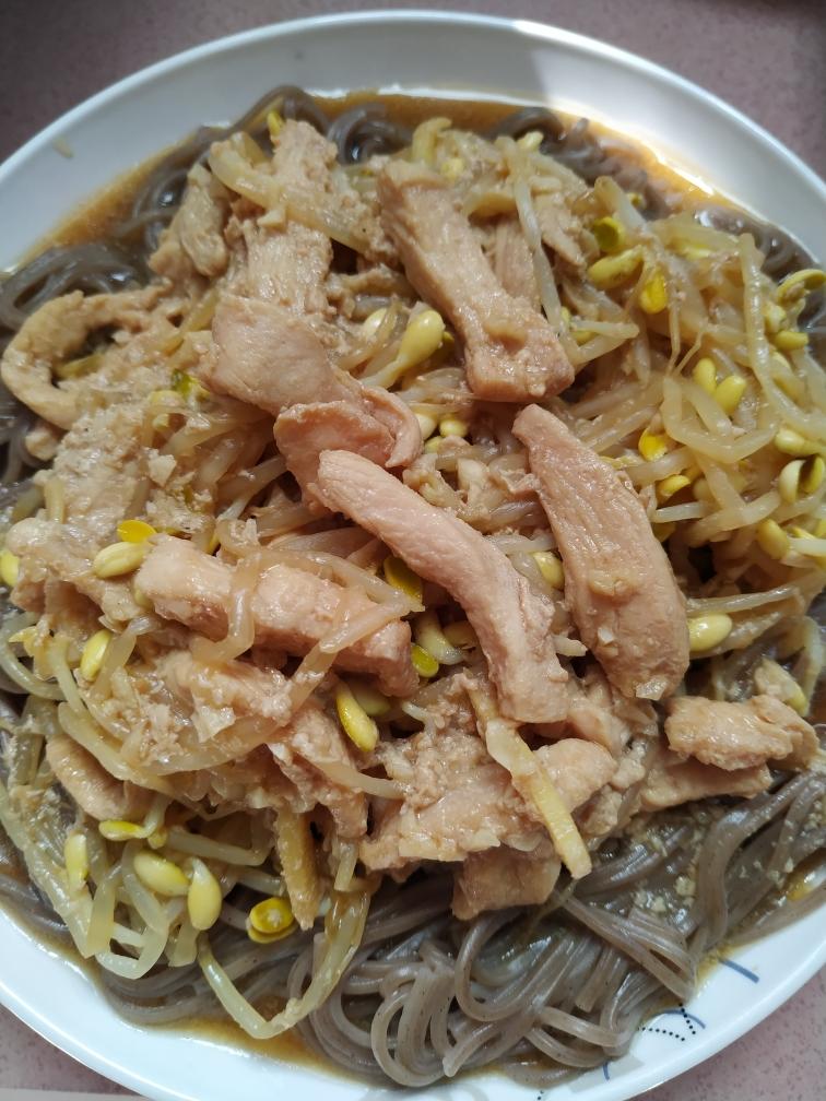 鸡胸肉豆芽拌荞麦面