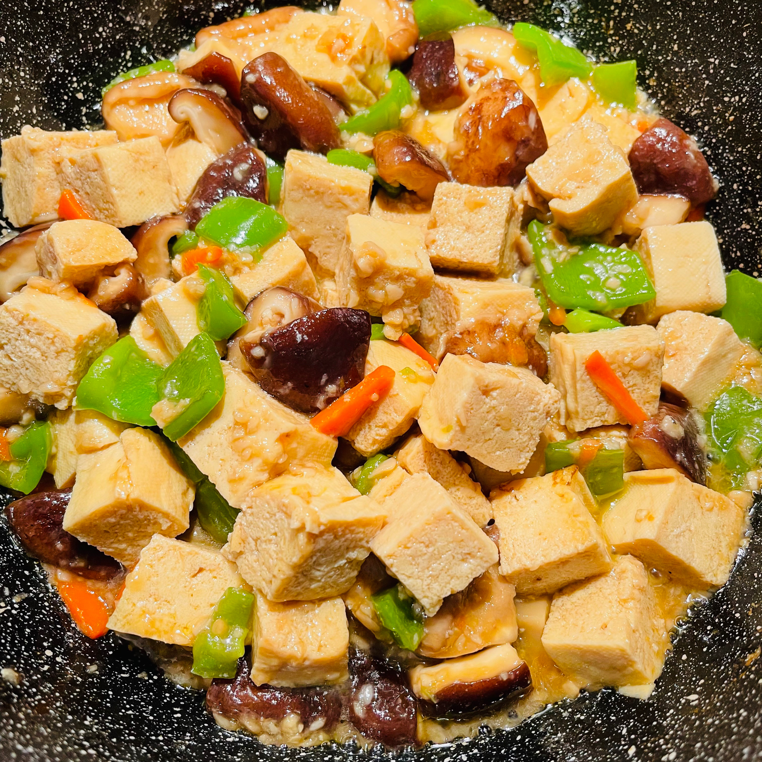 快手菜❤️蒜蓉香菇烧冻豆腐的做法