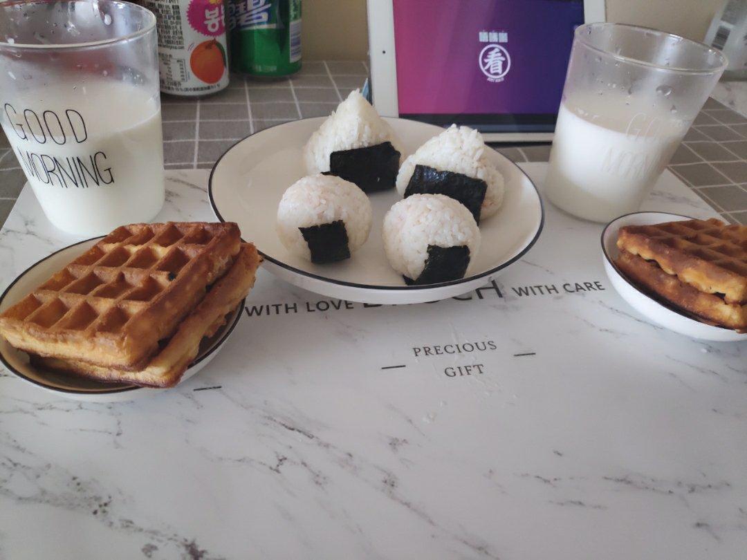 金枪鱼辣白菜饭团