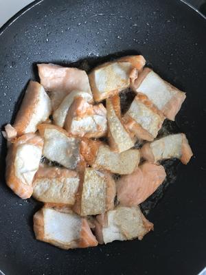 绝配的三文鱼腩➕腐竹的做法 步骤3