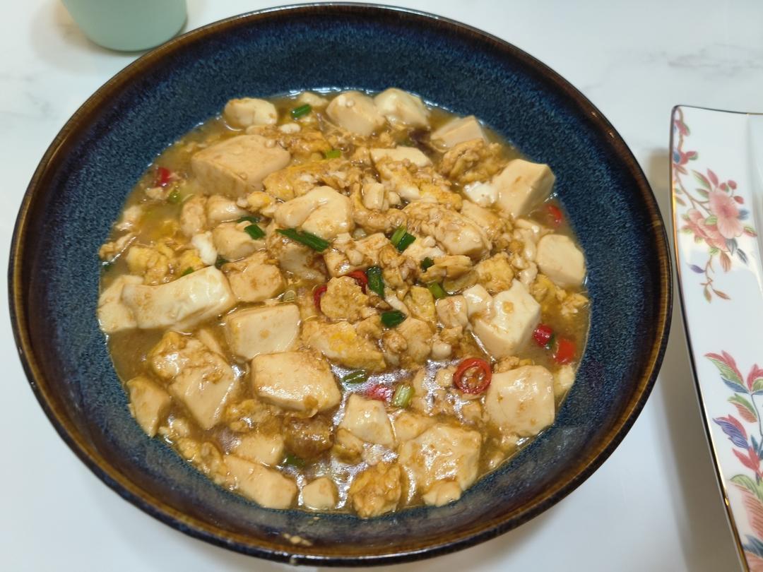 鸡蛋内脂豆腐真的太惊艳了！滑嫩爽口，入口即化，还有那淡淡的鸡蛋香味，配上喜欢的调料，嘎嘎香，嘎嘎好吃！低脂高蛋白，饱腹感强，减脂的姐妹快来试试吧！