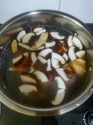 『营养好吃』藕片胡萝卜香菇鸡汤的做法 步骤3