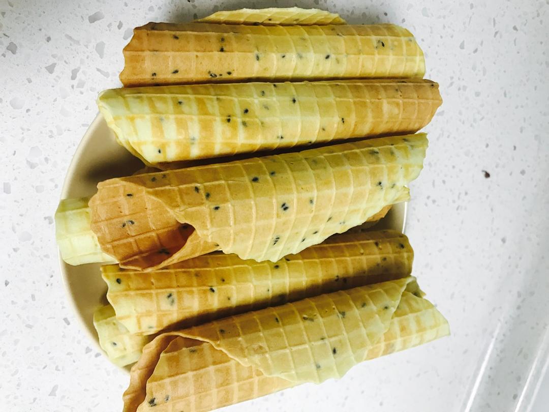 用蛋卷机快手做蛋卷（黄油版和香葱素油版）