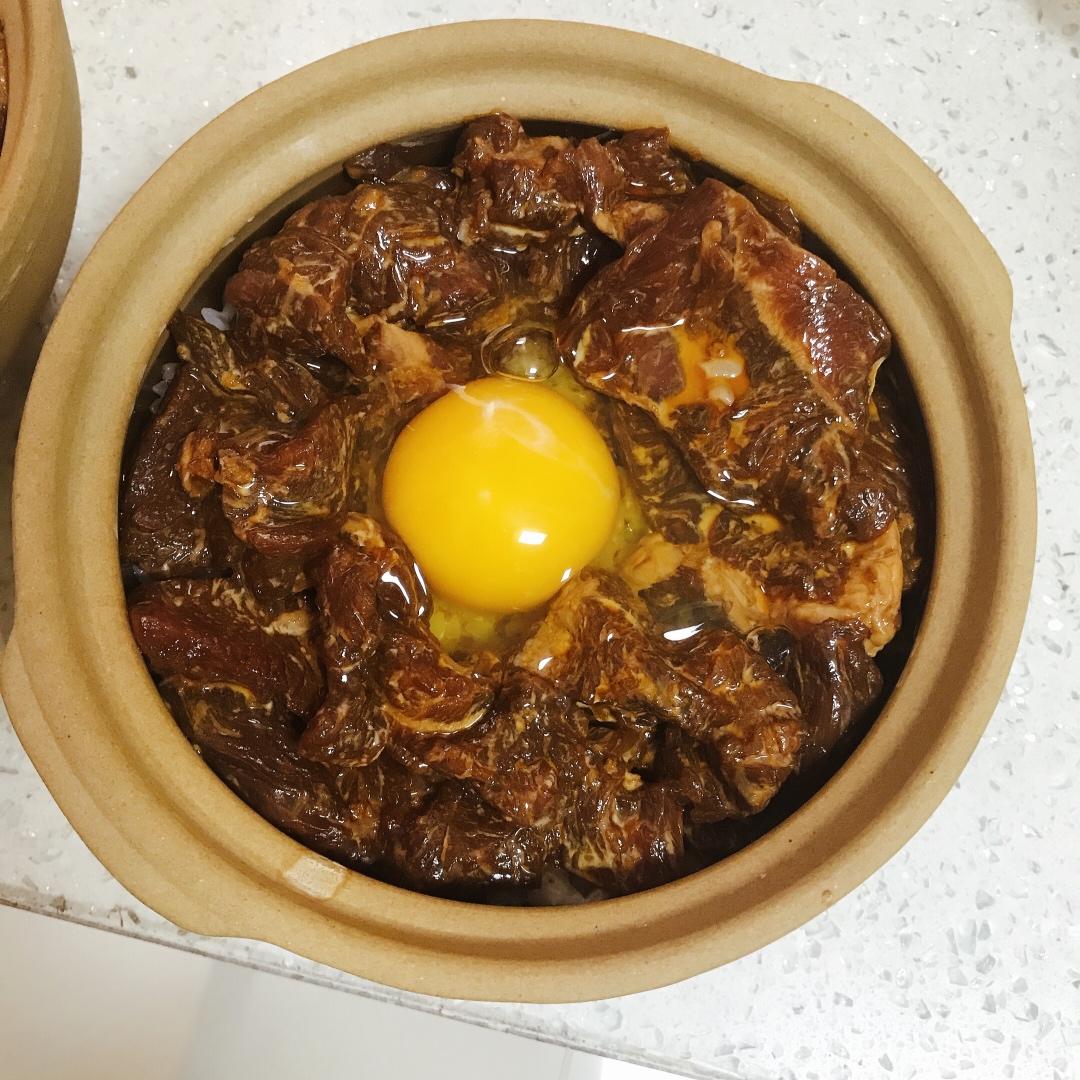 窝蛋牛肉饭