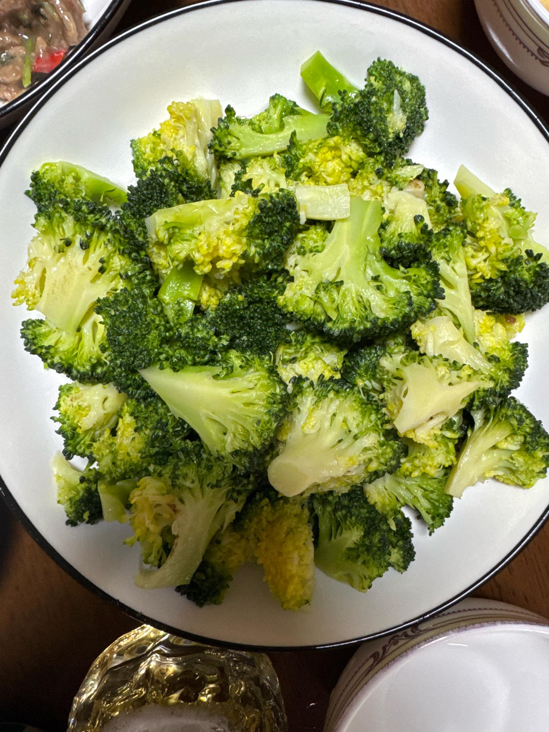 清炒西蓝花，口味清淡，营养价值高