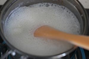 超简单的自制香甜炼乳消耗纯牛奶的做法 步骤4