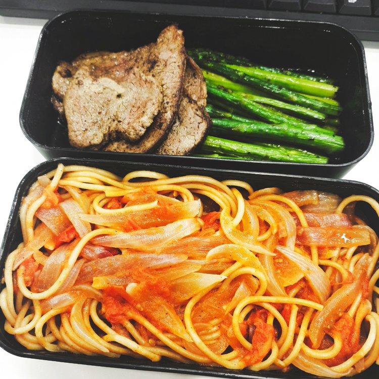 爱心便当盒饭22
西红柿肉酱意面+7分熟小牛排+黄油煎芦笋