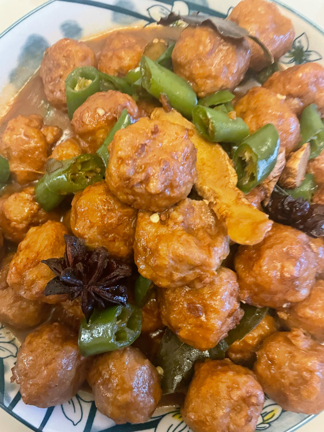 红烧狮子头，四喜丸子，红烧肉丸，都是这个菜哈！