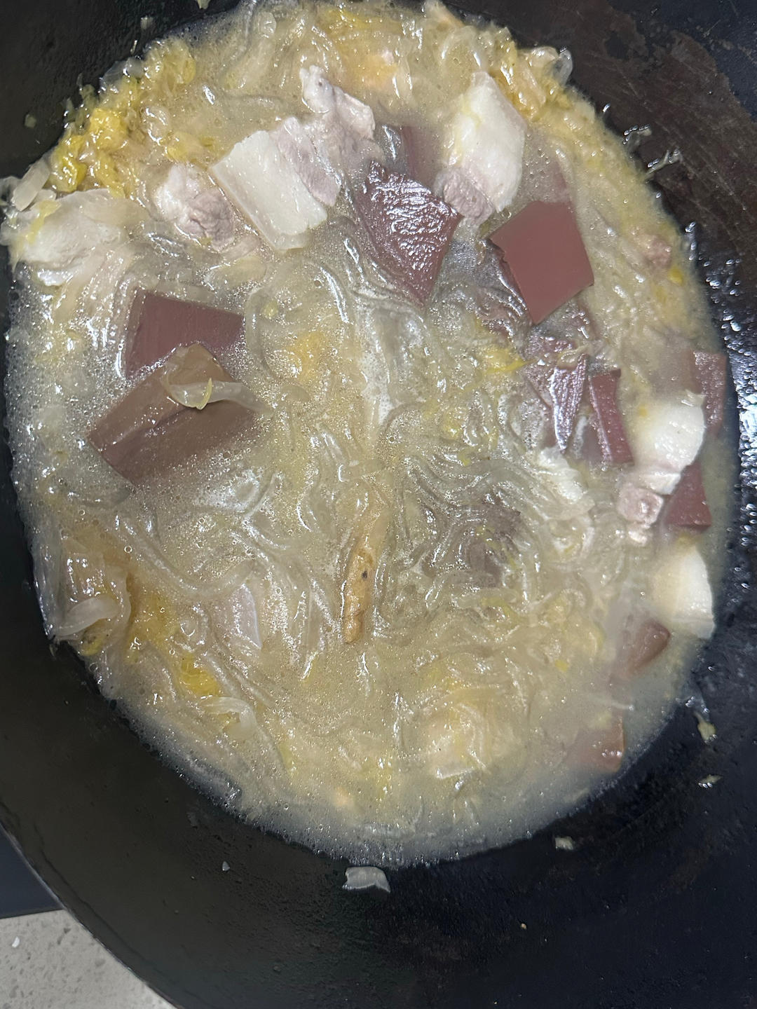 东北杀猪菜，五花肉炖酸菜血肠