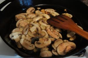 香煎三文鱼咗菠菜口蘑的做法 步骤2