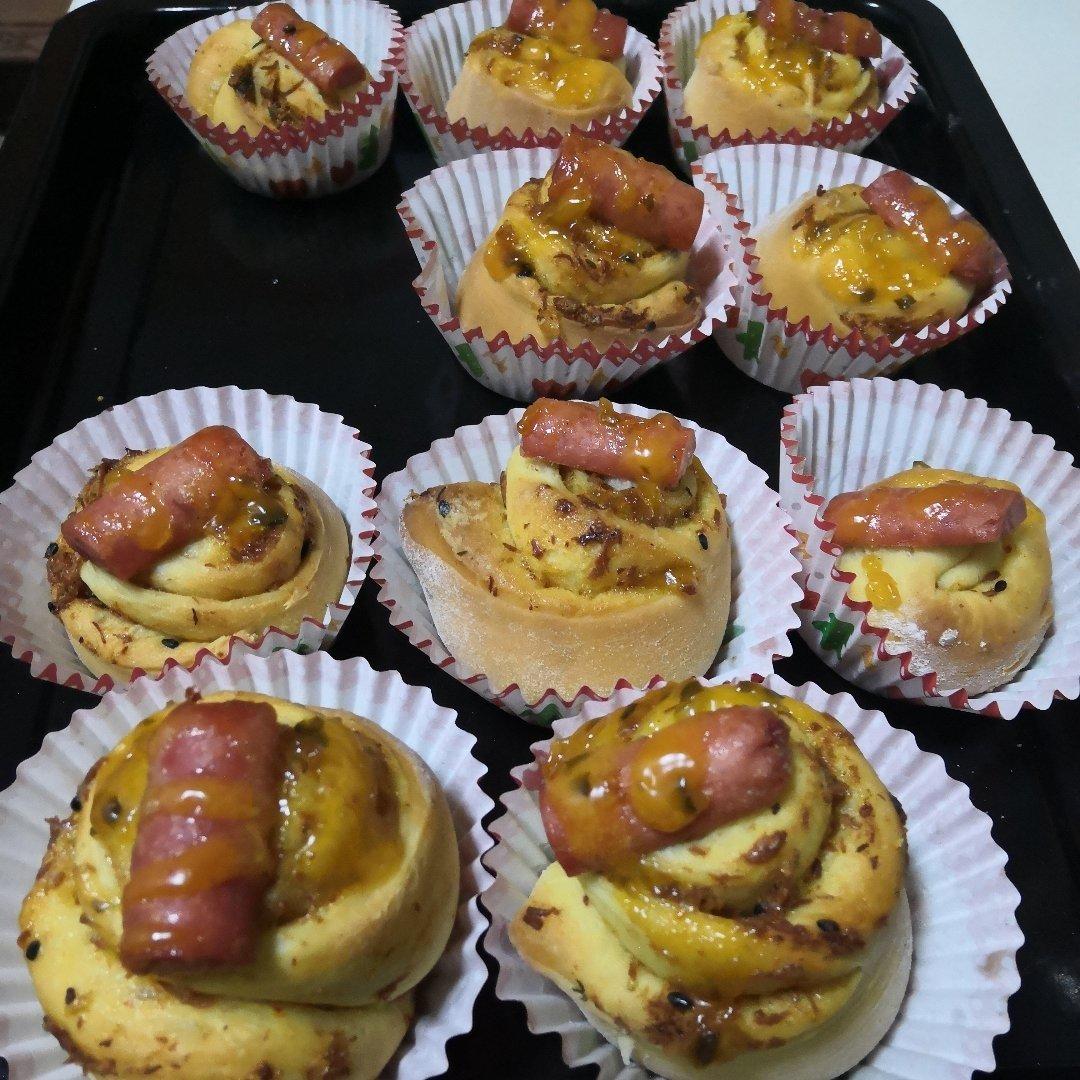 人见人爱火腿肠肉松香葱面包