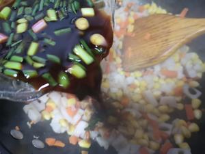 素炒三丁（莲藕，玉米，胡萝卜）的做法 步骤8
