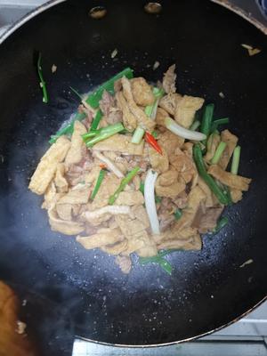 家常油豆腐炒肉的做法 步骤3