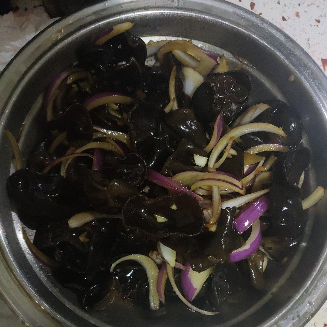 凉拌洋葱木耳