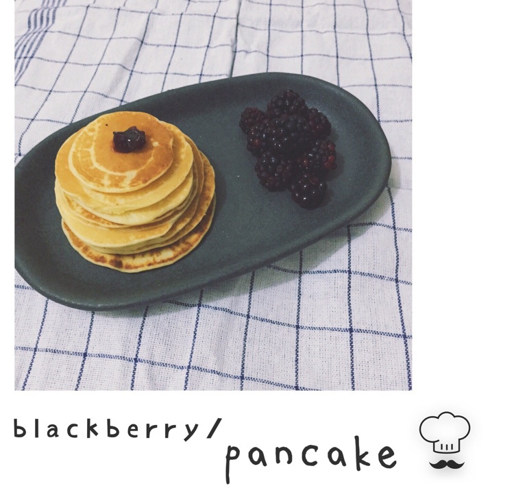 【酸奶松饼yogurt pancake】，搭上黑莓果酱和枫糖的美味。