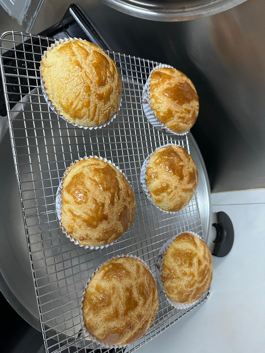 做100款面包の12：在家开茶餐厅!港式菠萝包 –不划格子自然裂开的香酥脆皮！菠萝油/酥皮包