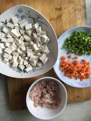 三色豆腐丁的做法 步骤1