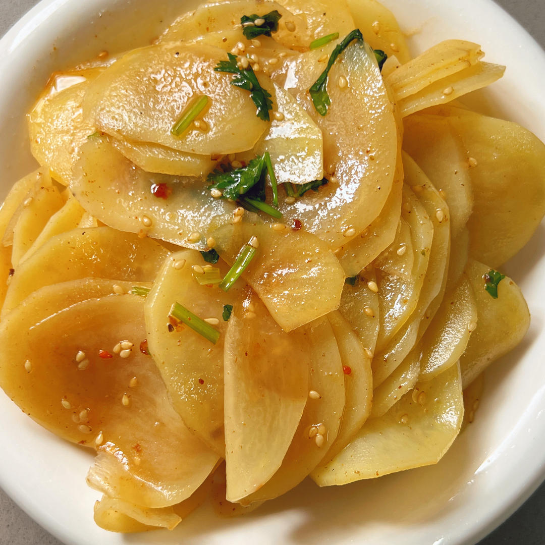 校门口的小吃必有它的一席之地 酸酸辣辣脆脆的凉拌土豆片 简单 美味 下饭