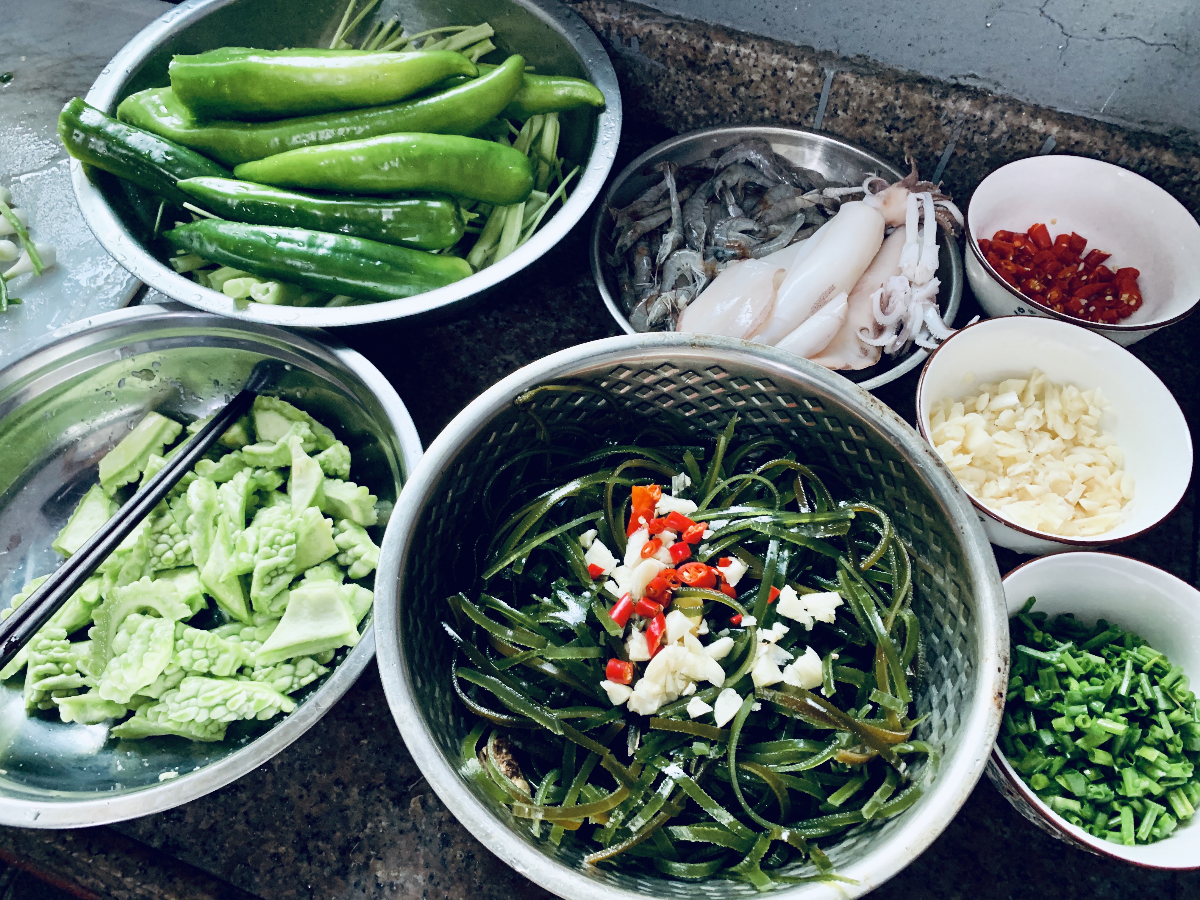 蒸鱿鱼🦑豆芽～嫩豆腐～的做法 步骤1