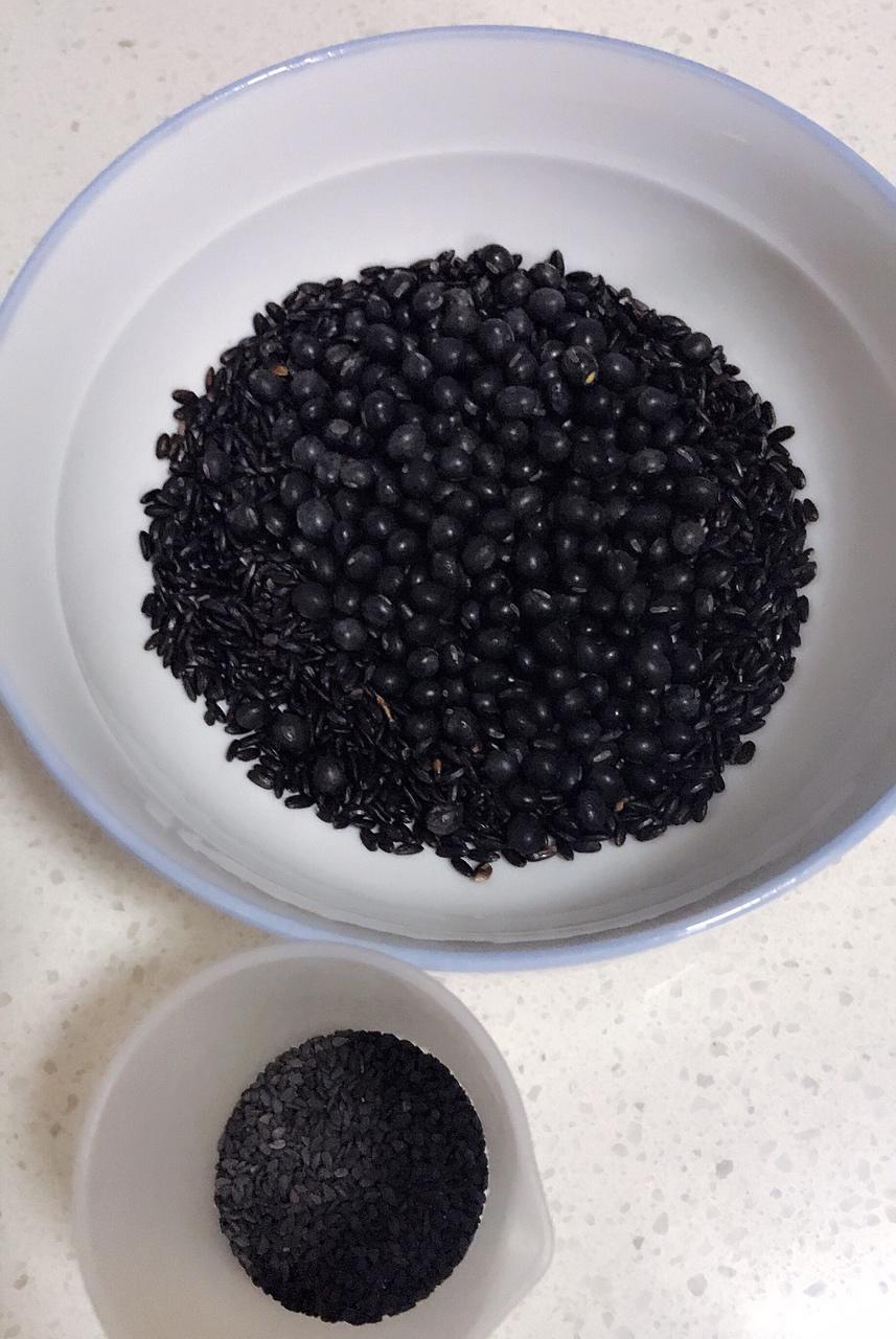 黑豆黑米黑芝麻黑豆浆