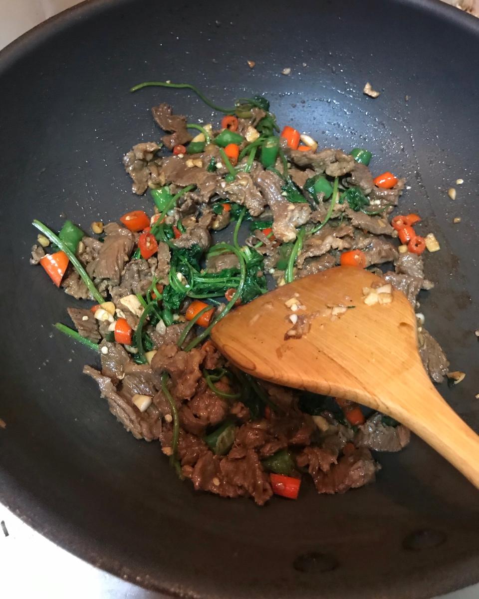 〈小炒黄牛肉〉，这个太好吃了。欣小厨 😉