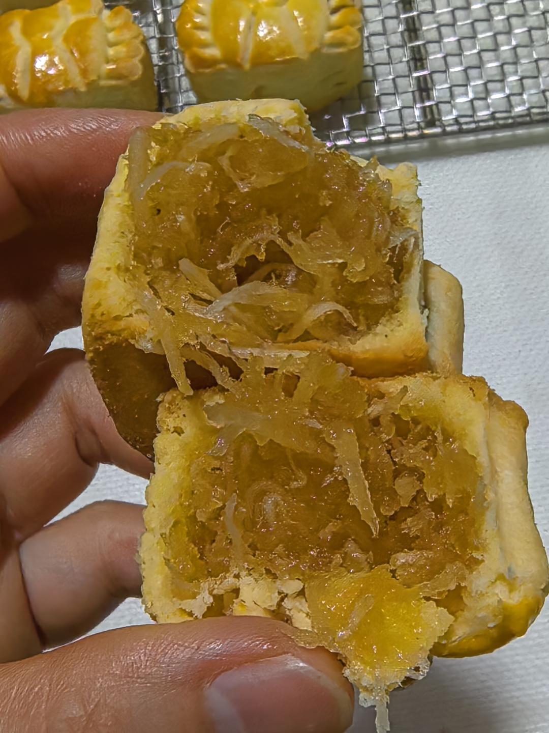 独家配方揭㊙️椰皇拿酥月饼🔥独特的椰香搭配奶香的酥皮，让人一口沦陷❗