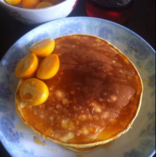 【酸奶松饼yogurt pancake】，搭上黑莓果酱和枫糖的美味。