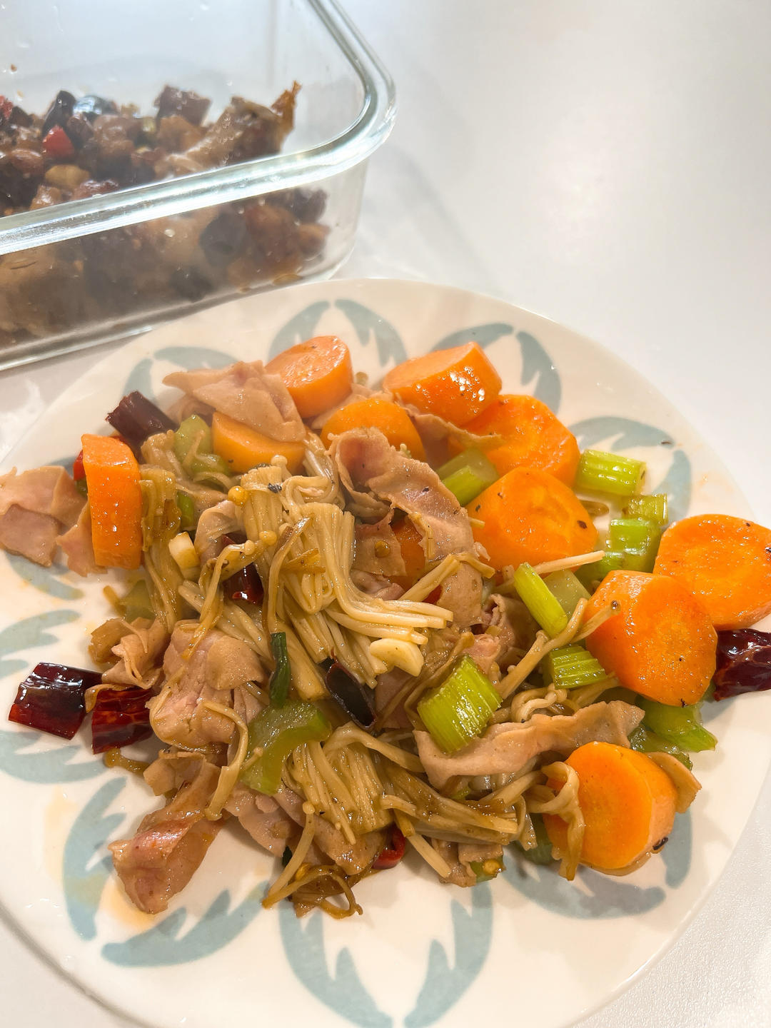 清新又低脂的芹菜金针菇肉丝