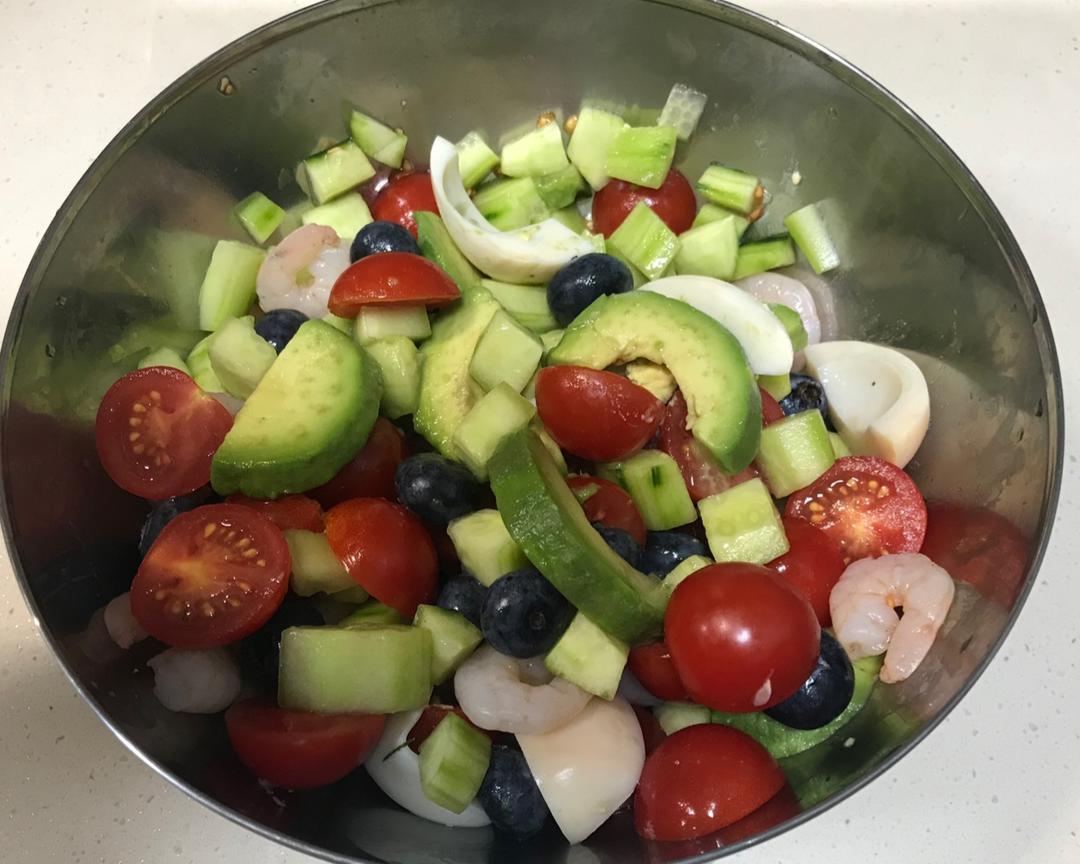 五彩斑斓的虾仁牛油果沙拉