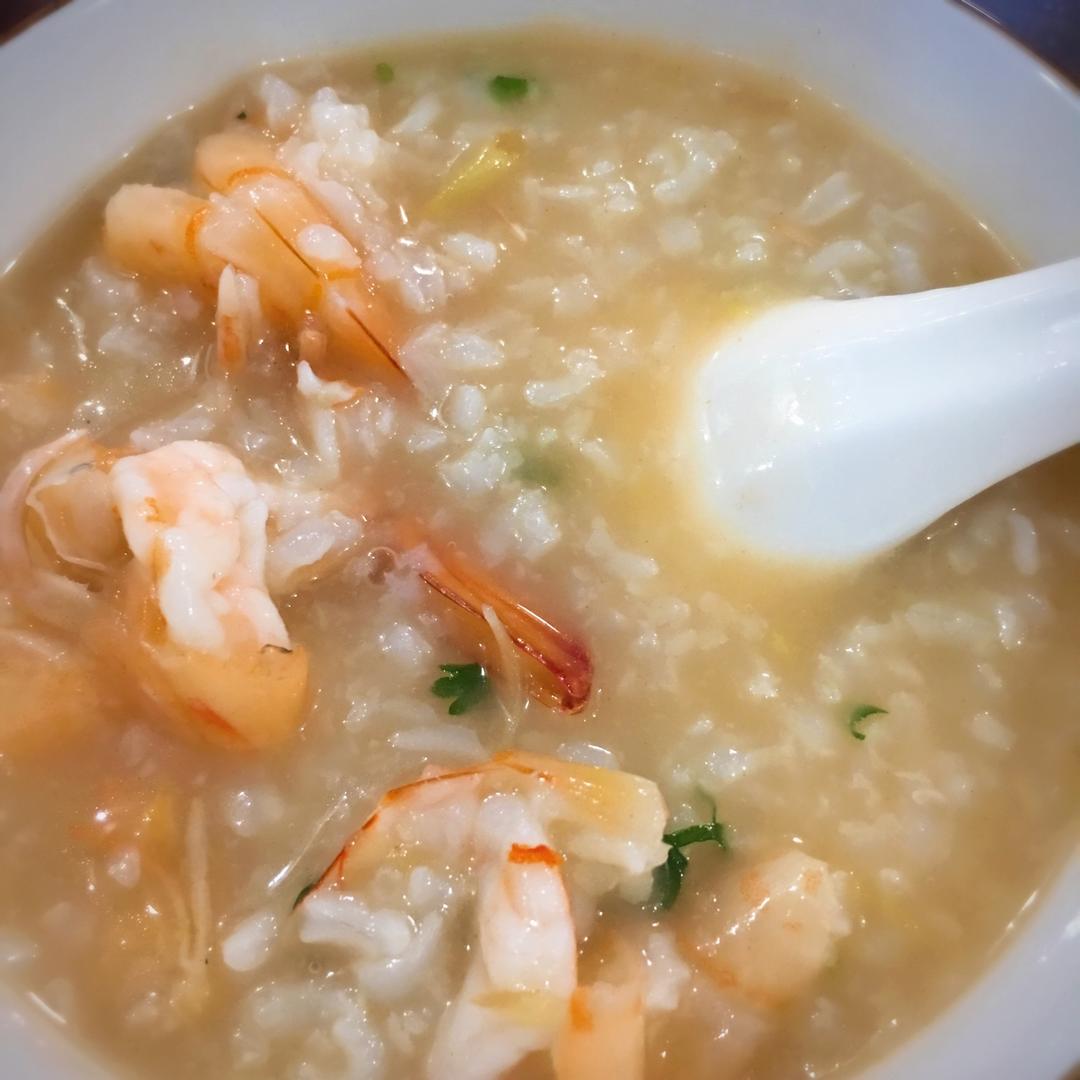 吃饱不饿的张小坏做的鲜虾砂锅粥