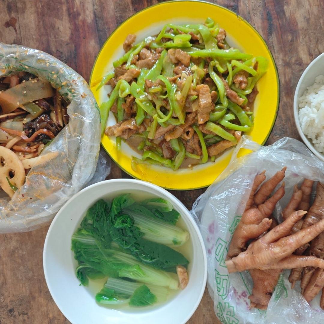 青椒肉丝，这样炒太好吃了。