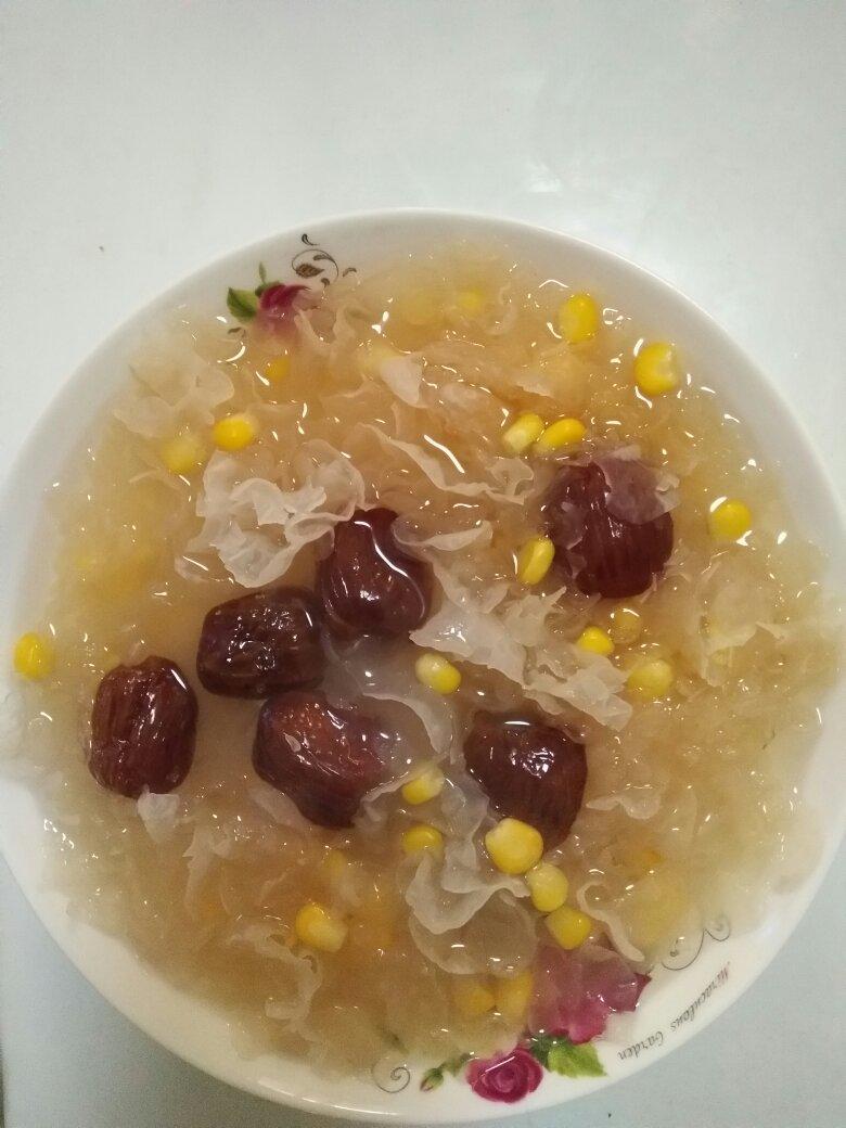 冰糖银耳红枣汤