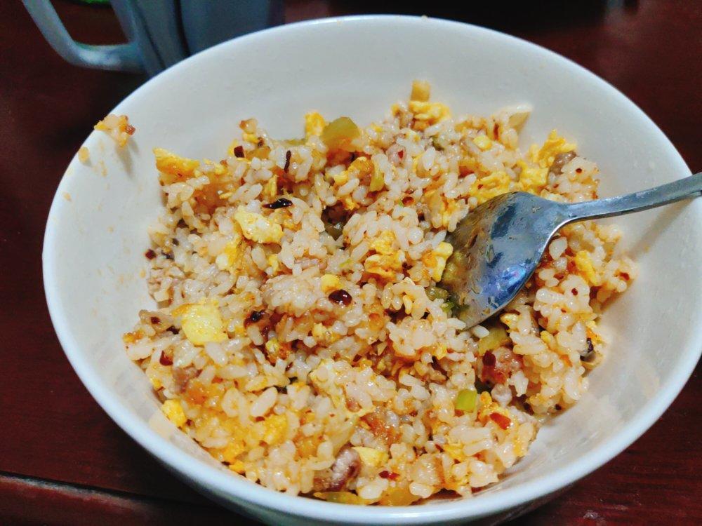 蛋炒饭不要只放鸡蛋了，加点老干妈，生抽耗油都不需要了，香喷喷