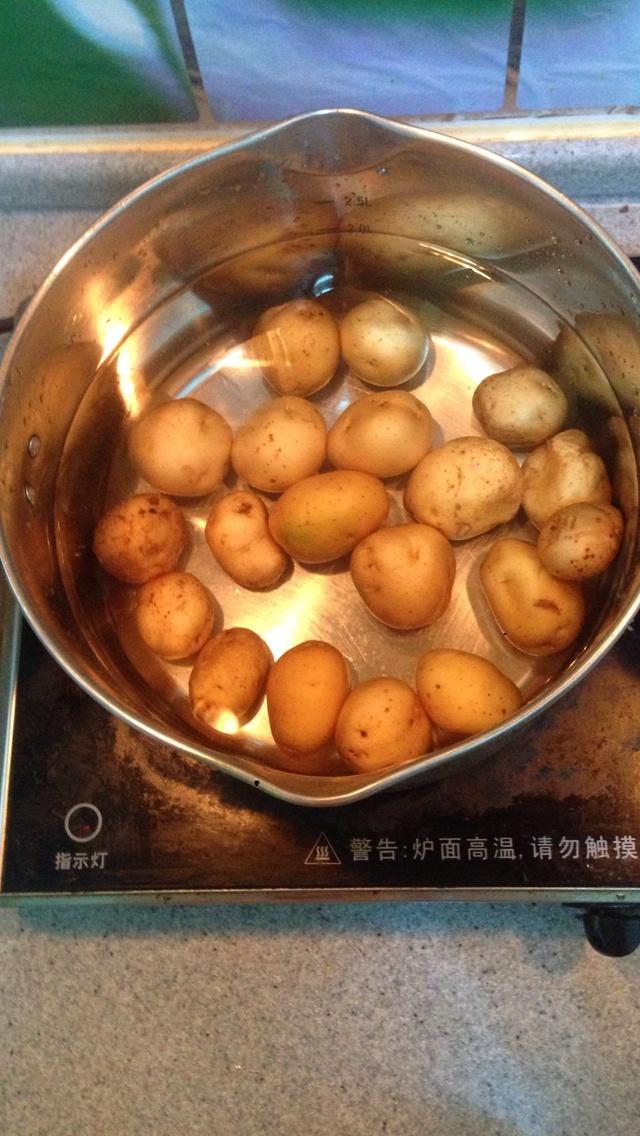 腊肉烧小土豆的做法 步骤2