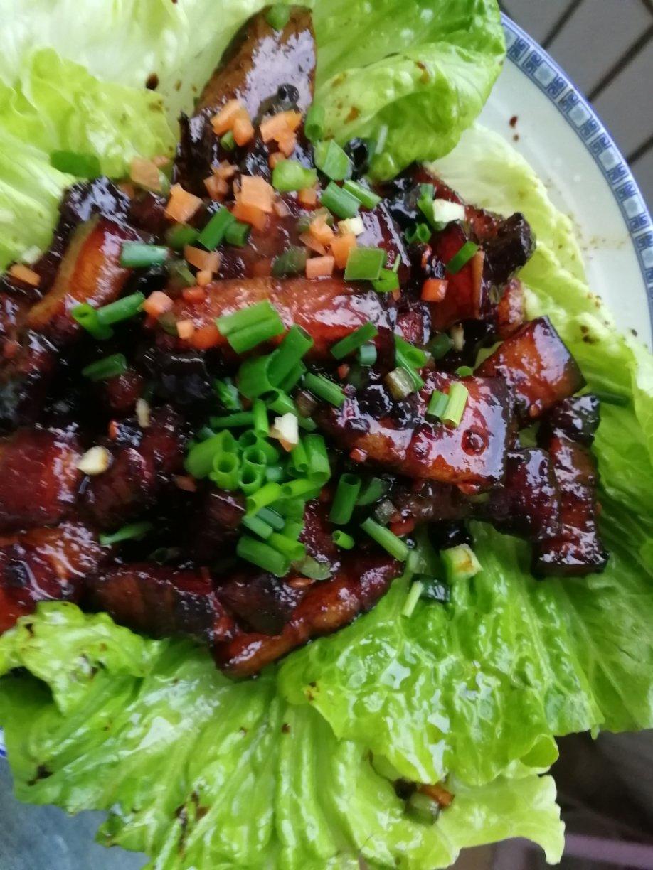 吃着碗里望着锅里的红烧肉